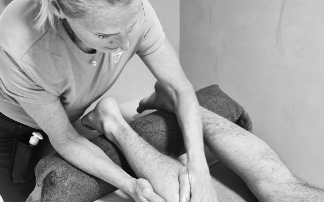 Sportmassage ondersteunt uw lichaam bij inspanning een ontspanning Sportmassage, een absolute bijdrage bij het verbeteren van prestaties en mobiliteit. Versnellen van herstel en voorkomen van blessures