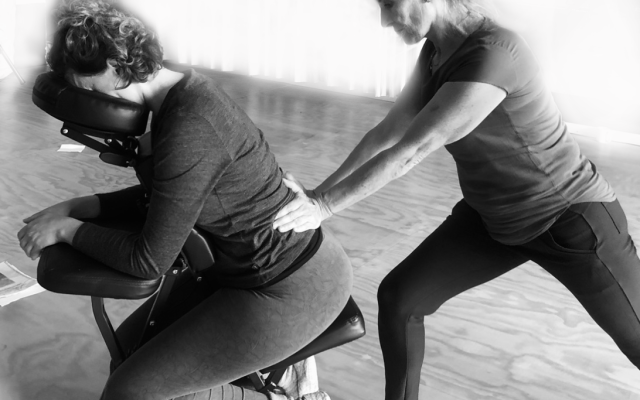Massage stoel Deze stoel is zeer comfortabel met een zeer zacht hoodkussen. De klant zit rechtop, waardoor er geen druk op het voorhoofd ontstaat. Door de voeten- en armsteunen zit de klant in een ontspannen houding.